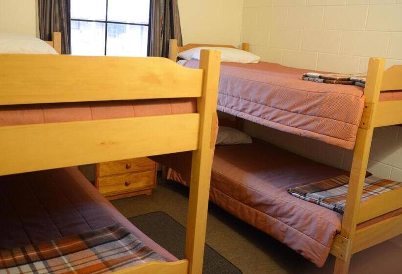 מיטה בחדר משותף, The Hobbit Motorlodge