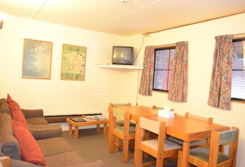 מיטה בחדר משותף, The Hobbit Motorlodge