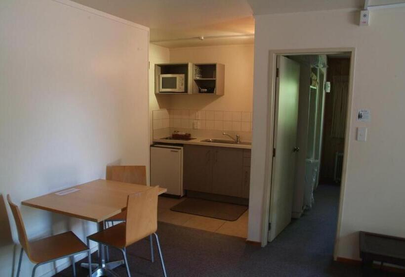 סוויטה, The Hobbit Motorlodge