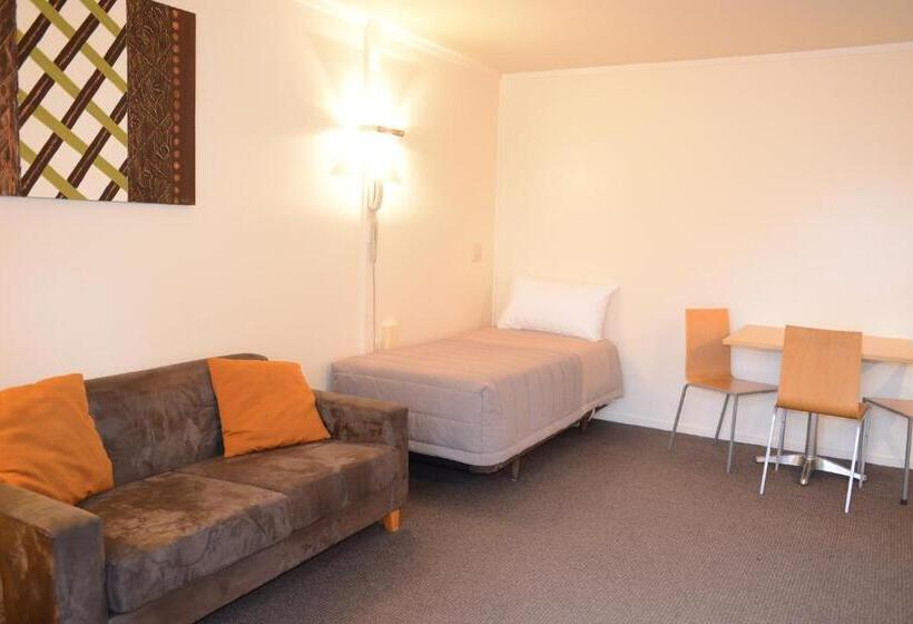 סוויטה, The Hobbit Motorlodge