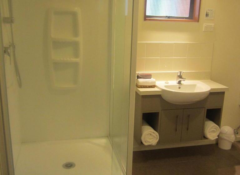 סוויטה משפחתית, The Hobbit Motorlodge