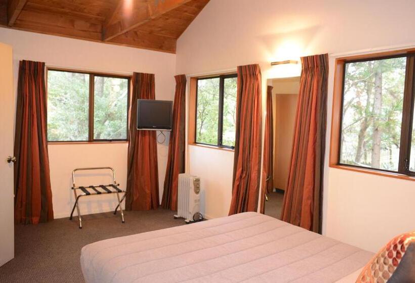 סוויטה משפחתית, The Hobbit Motorlodge