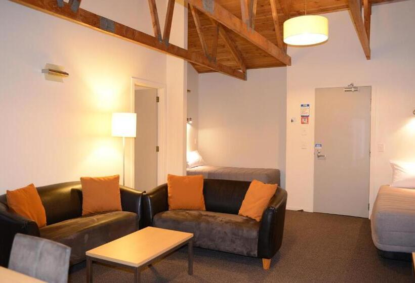 סוויטה משפחתית, The Hobbit Motorlodge