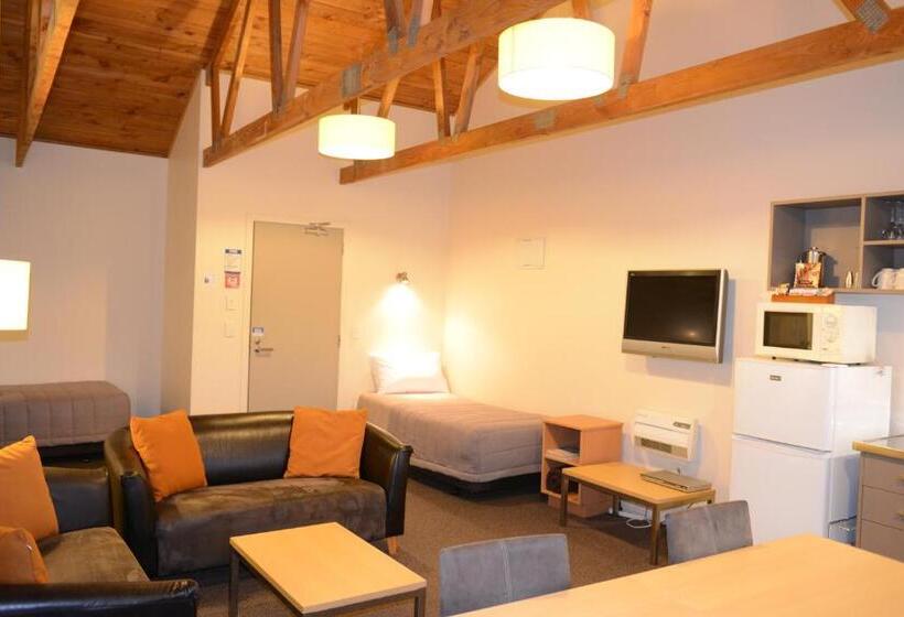 סוויטה משפחתית, The Hobbit Motorlodge