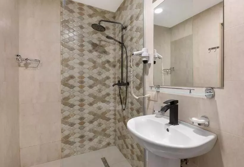 اتاق خانوادگی, Iveria Inn