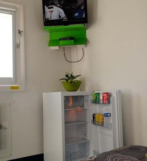 标准三人间共用浴室, Lemon