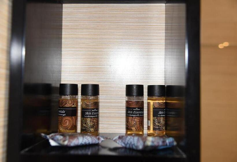 חדר סטנדרט לשלושה, Marine Congo