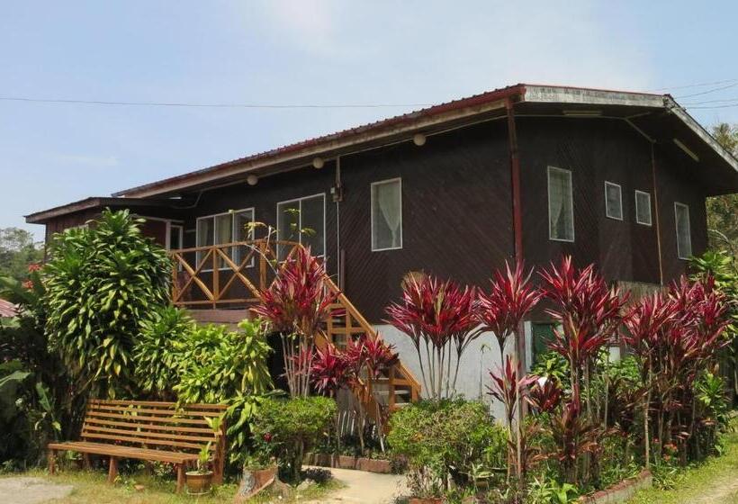 شقة 3 غرف, Mile 36 Lodge