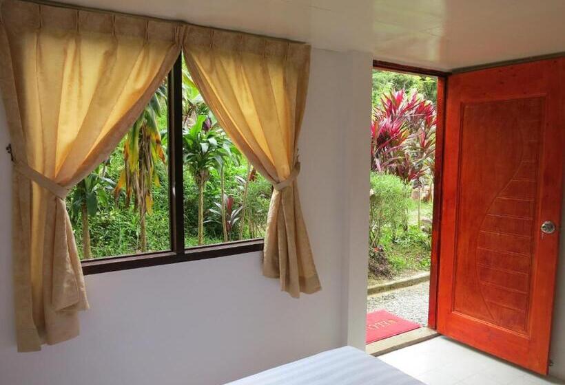 غرفة قياسية رباعية, Mile 36 Lodge