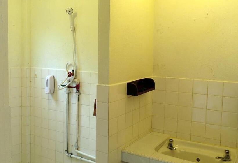 غرفة قياسية رباعية, Mile 36 Lodge