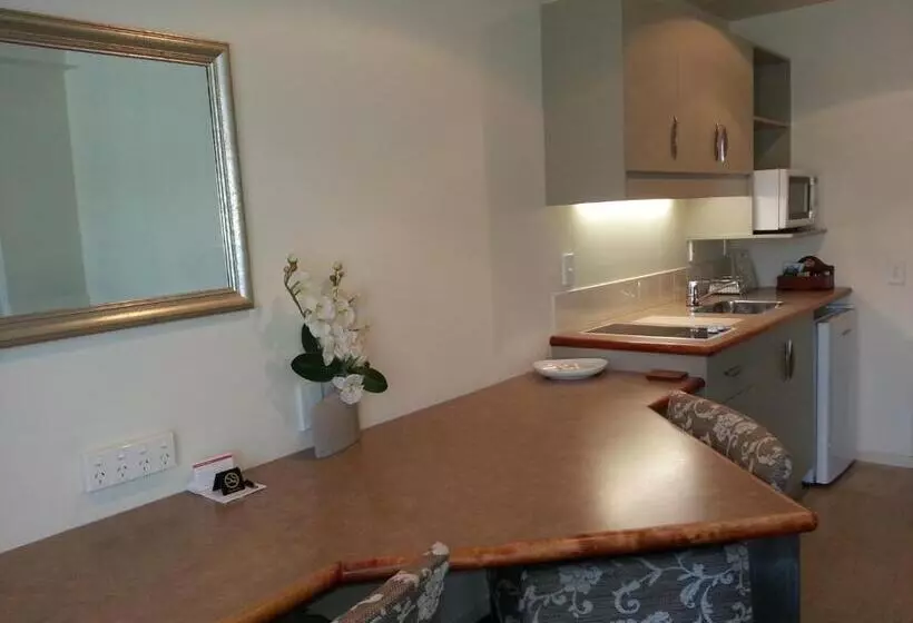استودیوی استاندارد, Cedar Grove Motor Lodge