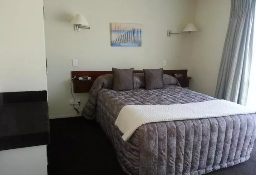 استودیوی استاندارد, Cedar Grove Motor Lodge