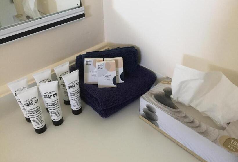 스탠다드 스튜디오, Pembrooke Motor Lodge