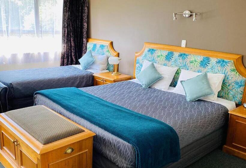 스탠다드 스튜디오, Pembrooke Motor Lodge