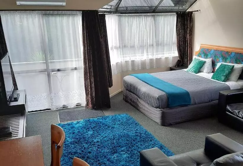 スタンダードスタジオ, Pembrooke Motor Lodge