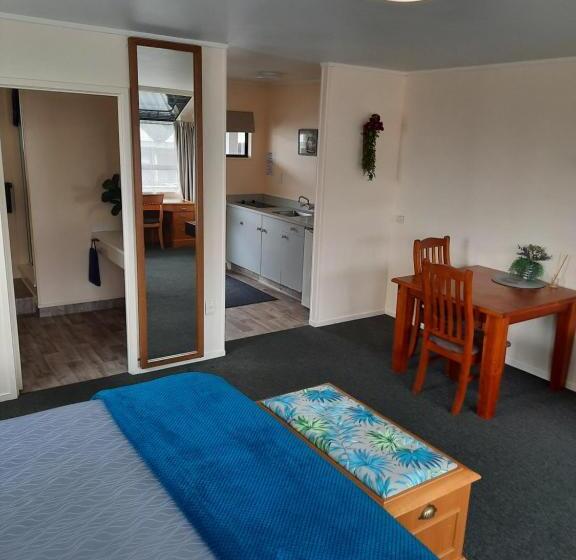 스탠다드 스튜디오, Pembrooke Motor Lodge