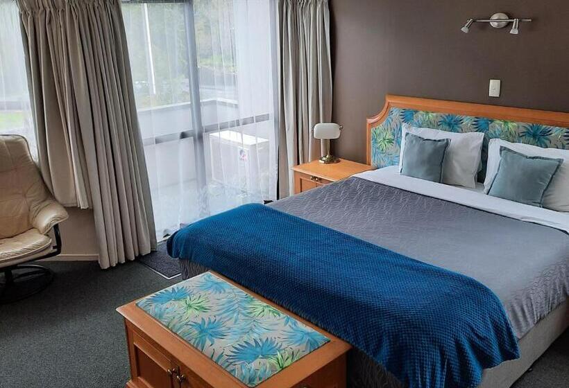 스탠다드 스튜디오, Pembrooke Motor Lodge