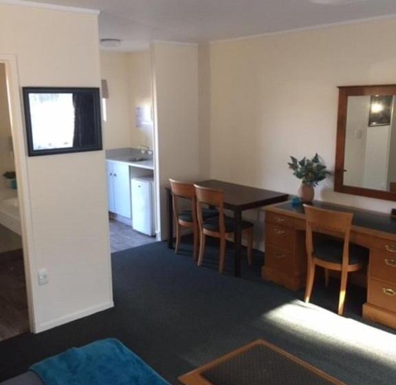 스탠다드 스튜디오, Pembrooke Motor Lodge