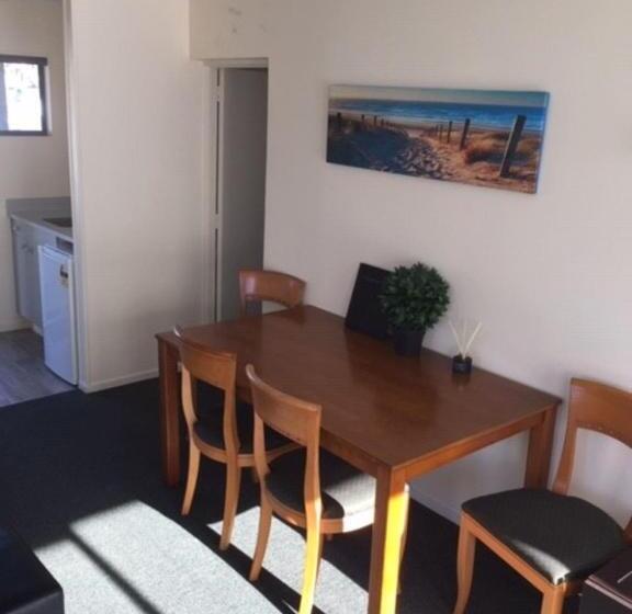 패밀리 아파트, Pembrooke Motor Lodge