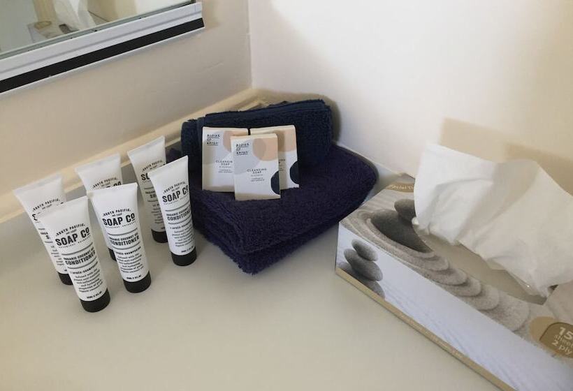 스탠다드 스튜디오, Pembrooke Motor Lodge