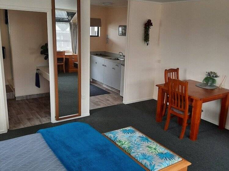 Студия Стандарт, Pembrooke Motor Lodge