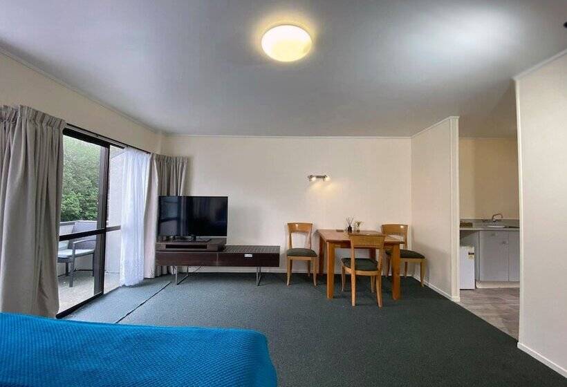 스탠다드 스튜디오, Pembrooke Motor Lodge