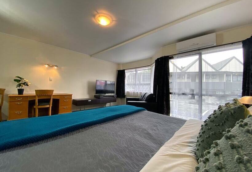 Студия Стандарт, Pembrooke Motor Lodge