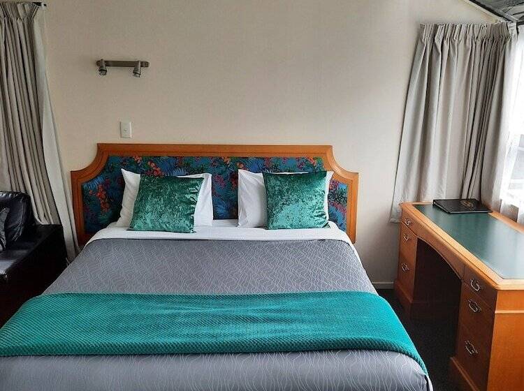 스탠다드 스튜디오, Pembrooke Motor Lodge