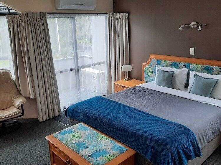 스탠다드 스튜디오, Pembrooke Motor Lodge