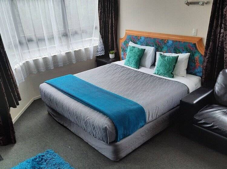 스탠다드 스튜디오, Pembrooke Motor Lodge