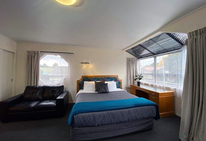 스탠다드 스튜디오, Pembrooke Motor Lodge