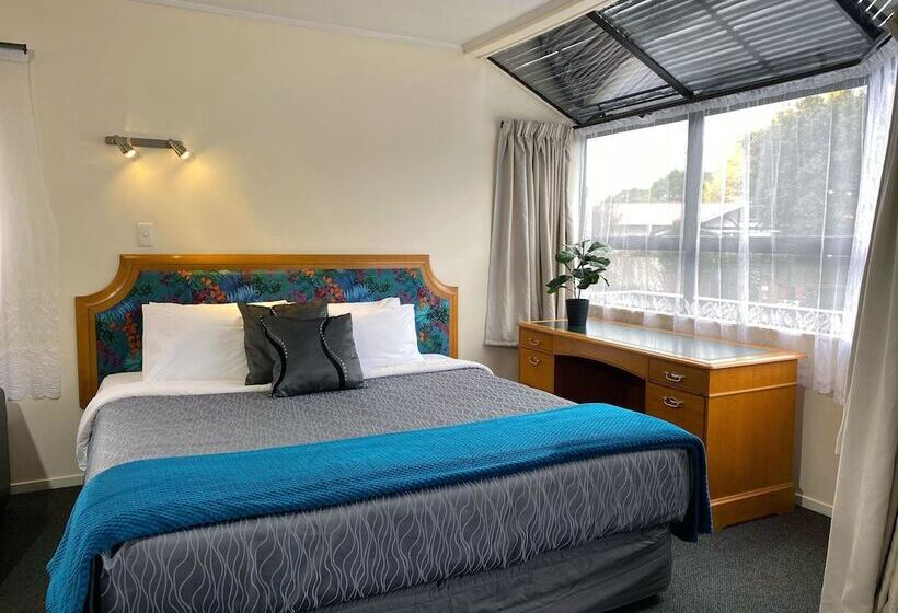 스탠다드 스튜디오, Pembrooke Motor Lodge