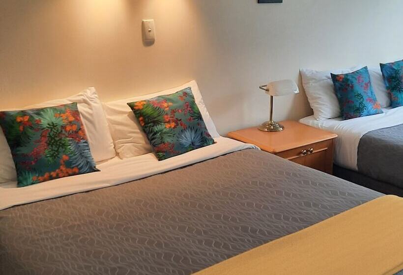 스탠다드 스튜디오, Pembrooke Motor Lodge