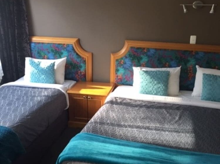 스탠다드 스튜디오, Pembrooke Motor Lodge