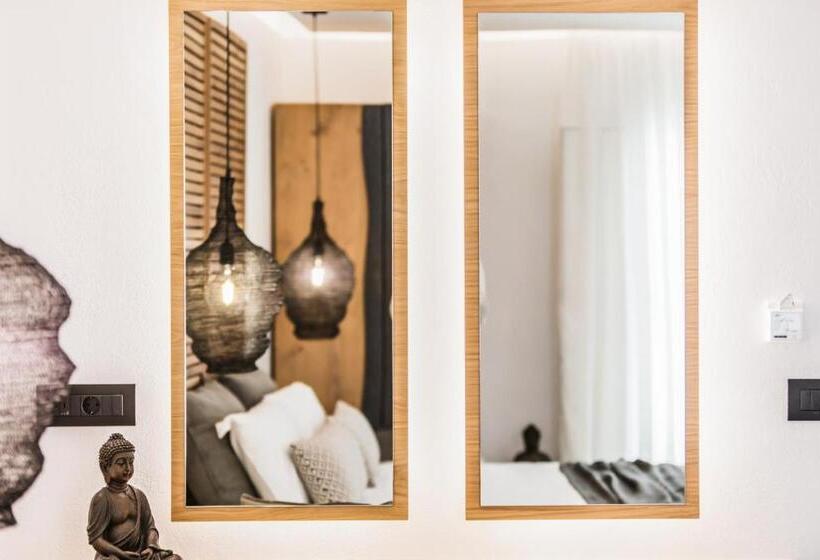 جناح ديلوكس, Naxian Secret