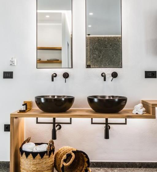 جناح مزود بجاكوزى, Naxian Secret