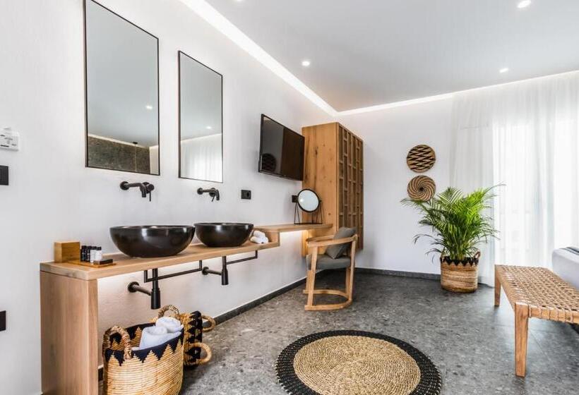 جناح مزود بجاكوزى, Naxian Secret