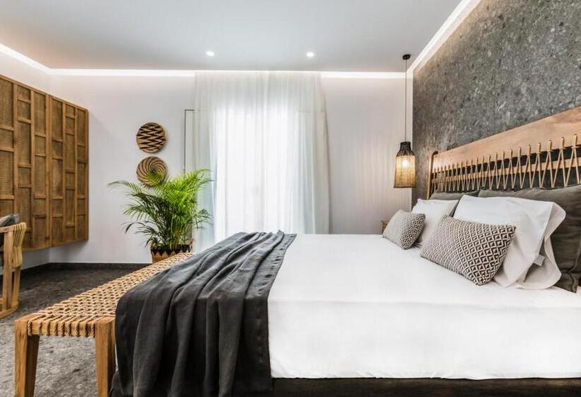 جناح مزود بجاكوزى, Naxian Secret