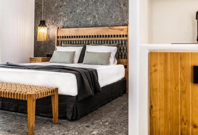 جناح مزود بجاكوزى, Naxian Secret