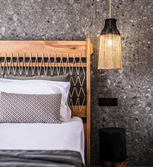 جناح مزود بجاكوزى, Naxian Secret