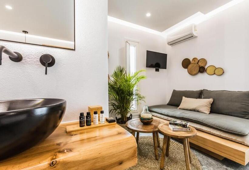 جناح جونيور, Naxian Secret