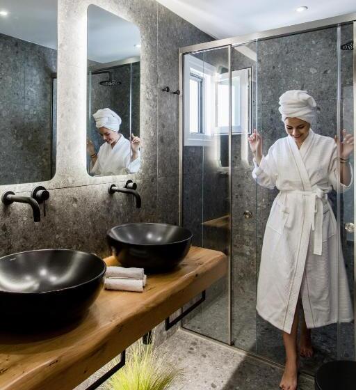 جناح سوبيريور, Naxian Secret