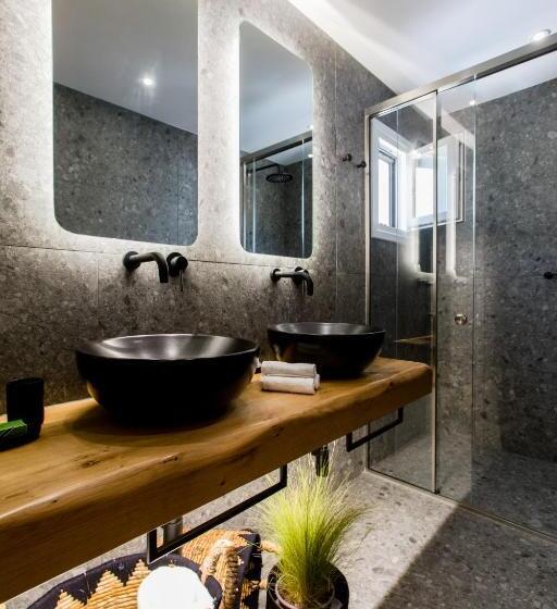 جناح سوبيريور, Naxian Secret