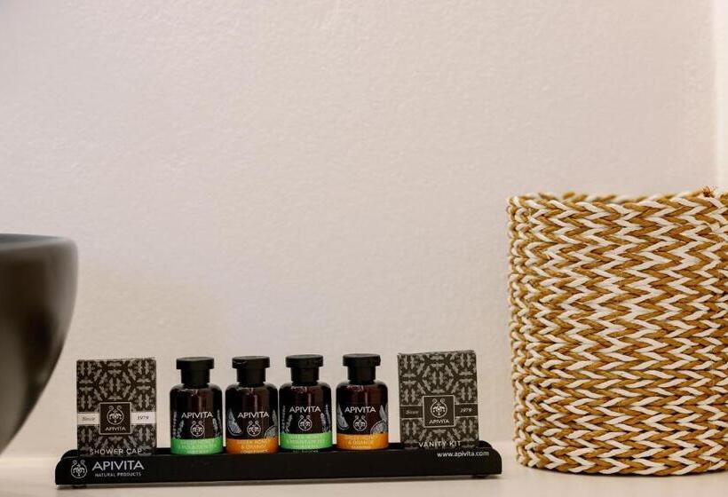 جناح مزود بجاكوزى, Naxian Secret