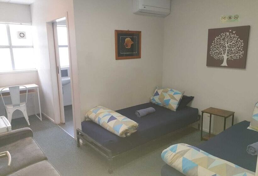Номер Стандарт, Backpackers Central Hamilton