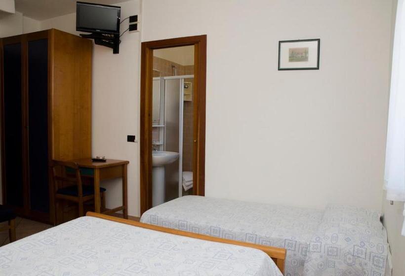 اتاق استاندارد سه نفره, Albergo Cenni
