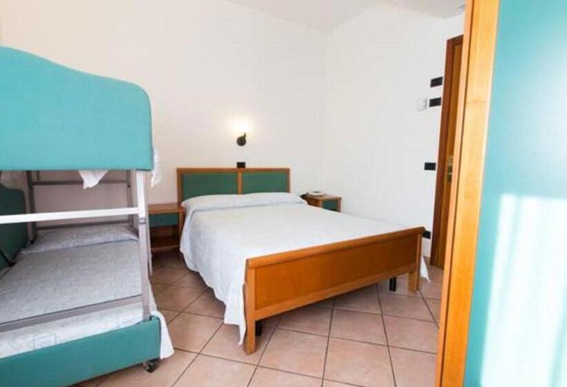 Pokój Czteroosobowy Standard, Albergo Cenni