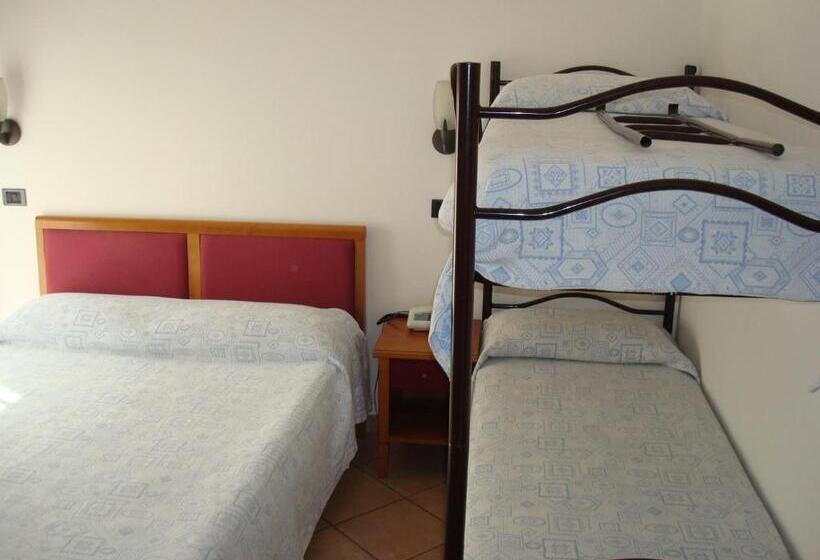 Pokój Czteroosobowy Standard, Albergo Cenni