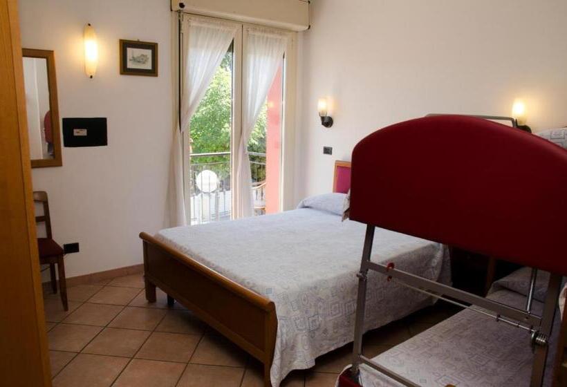 Pokój Czteroosobowy Standard, Albergo Cenni