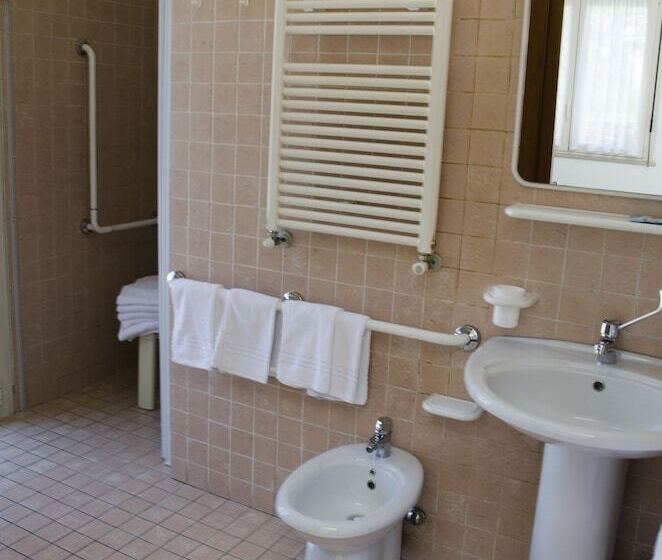 Pokój Czteroosobowy Standard, Albergo Cenni